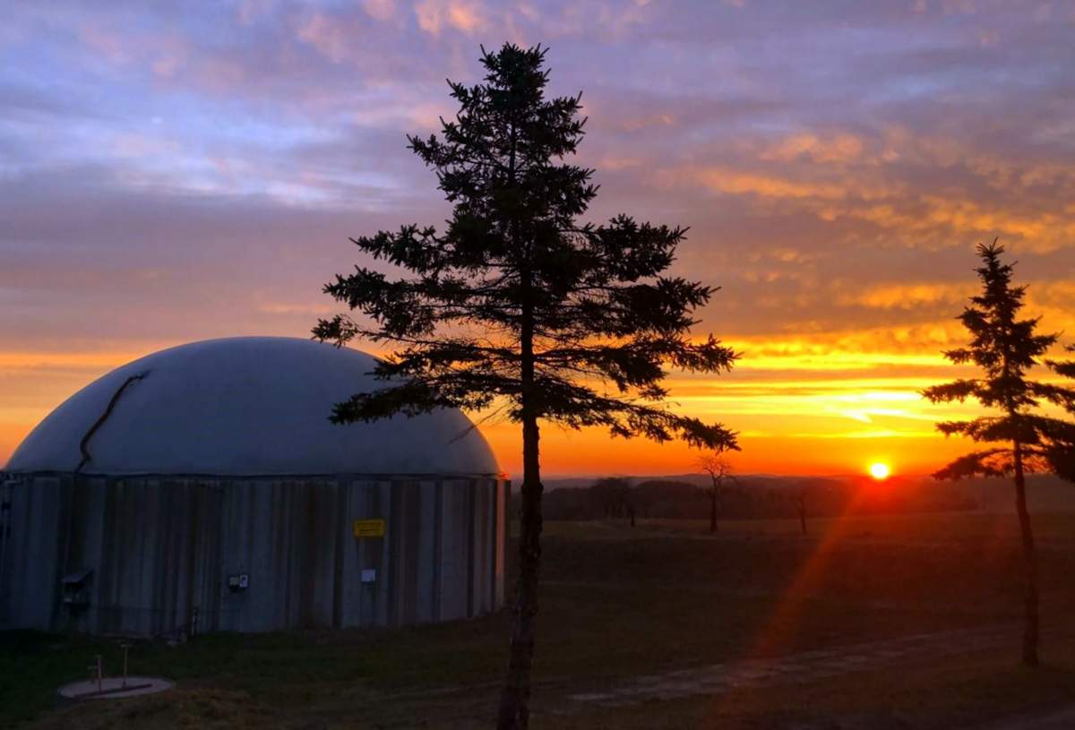 Biogasanlage im Sonnenaufgang Biogasanlage im Sonnenaufgang